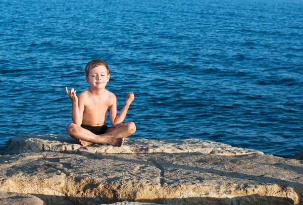 Menino meditando — Fotografia de Stock