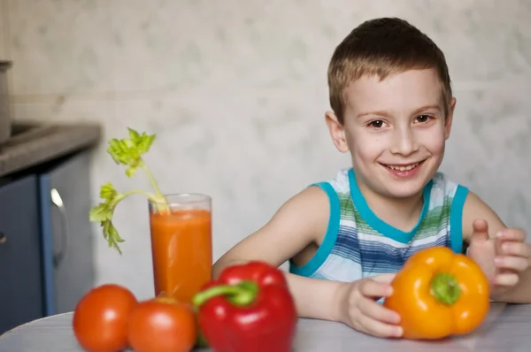 小男孩吃蔬菜 — 图库照片
