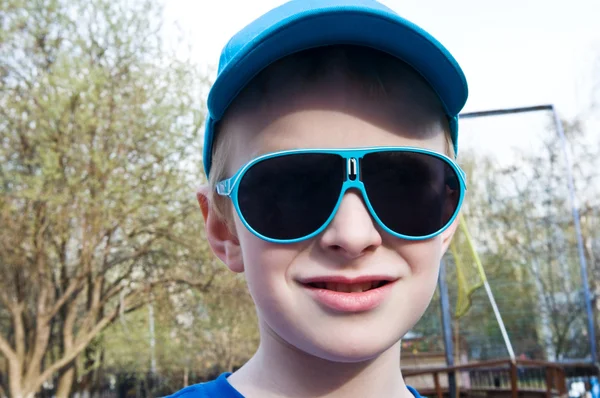 Lindo chico usando gafas de sol — Foto de Stock