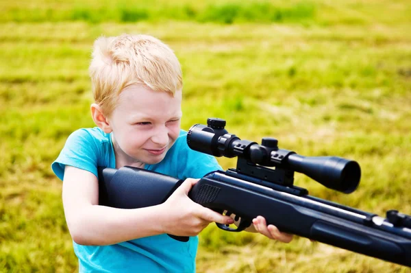 Jonge jongen schieten — Stockfoto