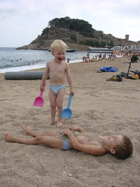 Crianças brincando na praia — Fotografia de Stock