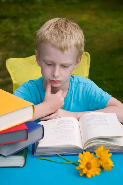 6-jarige jongen lezen van boek — Stockfoto