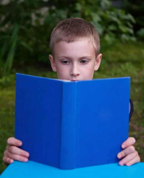 8-jarige schooljongen lezen van boek — Stockfoto