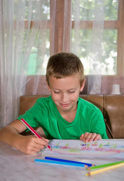 Jonge jongen tekenen en glimlachen — Stockfoto