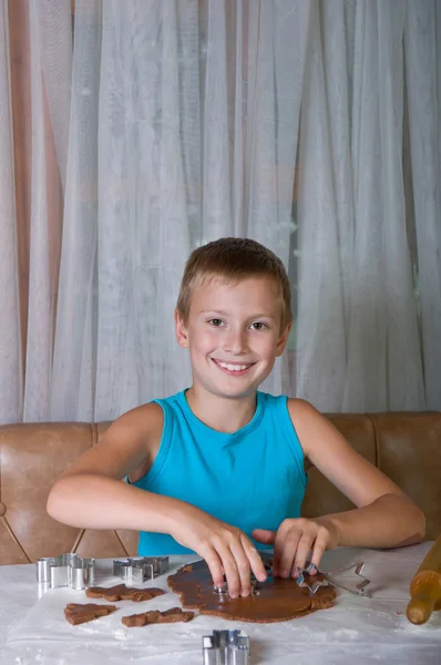 Jonge jongen bakken cookies — Stockfoto