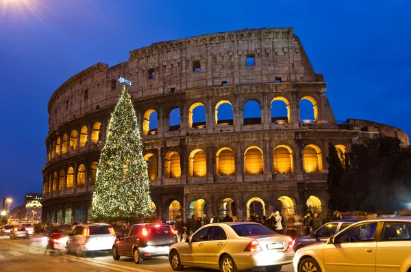 Kerstboom in coliseum in de nacht — Stockfoto