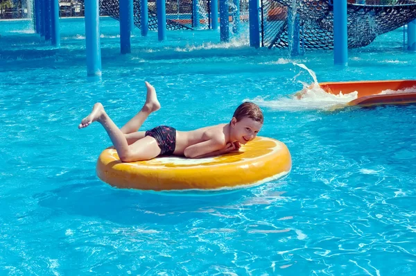 Genç çocuk içinde aquapark eğleniyor — Stok fotoğraf