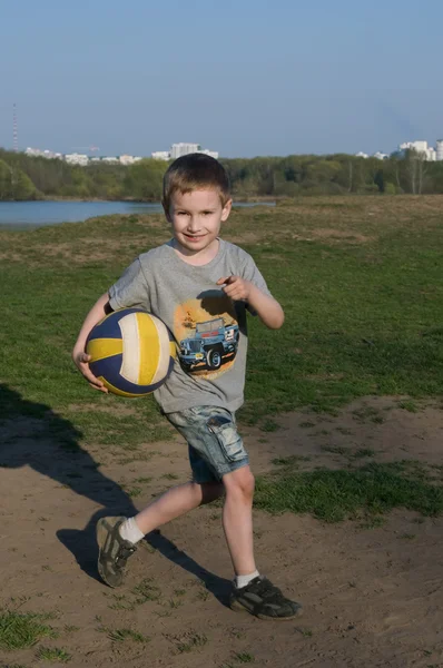 Giovane ragazzo con una palla — Foto Stock