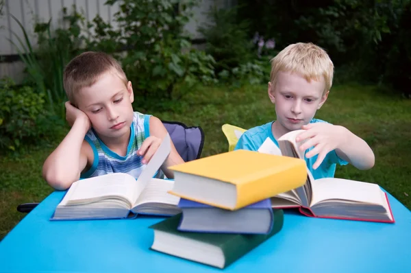 Niños de 8 y 6 años leyendo libros — Foto de Stock