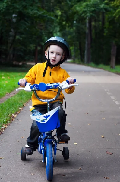 Niño montar en bicicleta —  Fotos de Stock