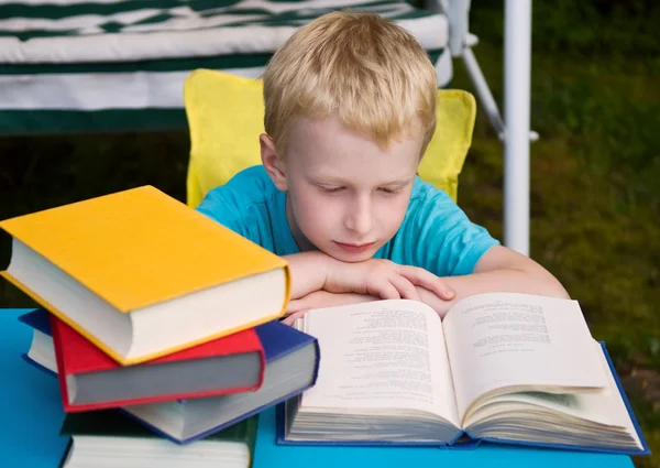 6-års pojke läser bok — Stockfoto