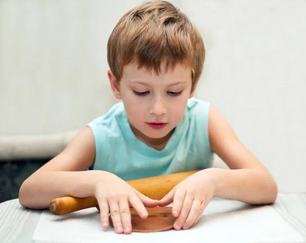 Ung pojke rullande pepparkaksdeg — Stockfoto