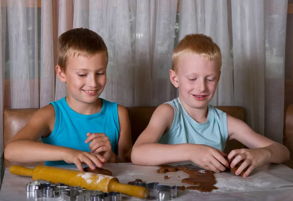 两个男孩子在烤饼干 — 图库照片