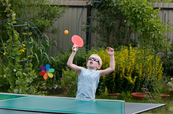 Giovane ragazzo giocare ping pong — Foto Stock