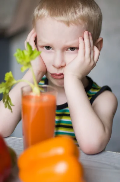 Young boy don't like vegetables — Stock Photo, Image