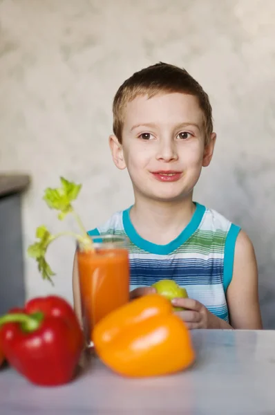 Jeune garçon mangeant des pommes et légumes — Photo