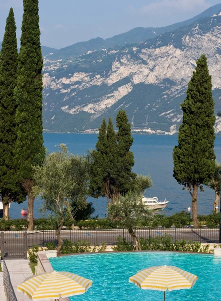 Widok z basenem nad jeziorem Garda — Zdjęcie stockowe