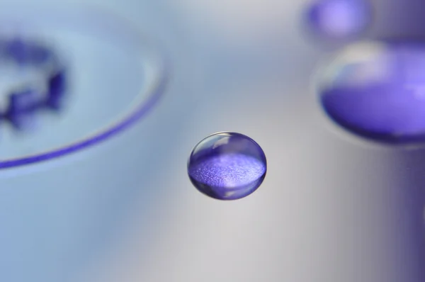 Gotas de agua en azul —  Fotos de Stock