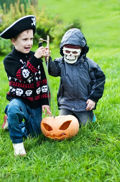Два мальчика в костюмах на Хэллоуин — стоковое фото