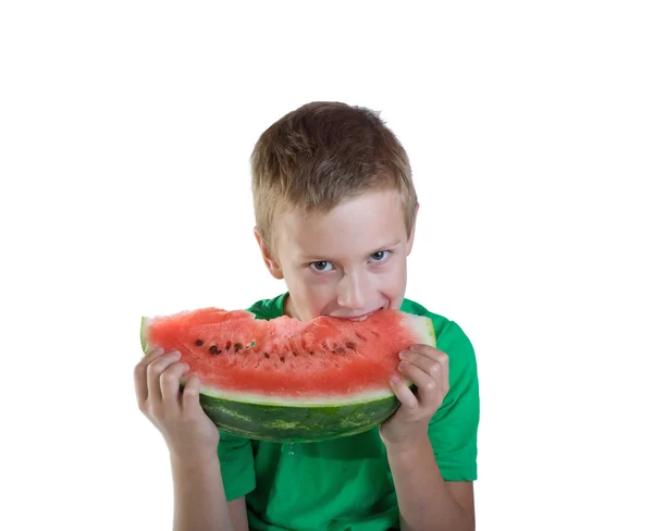 Jeune garçon manger melon rouge — Photo