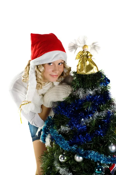 Hezká dívka zdobení vánoční strom — Stock fotografie