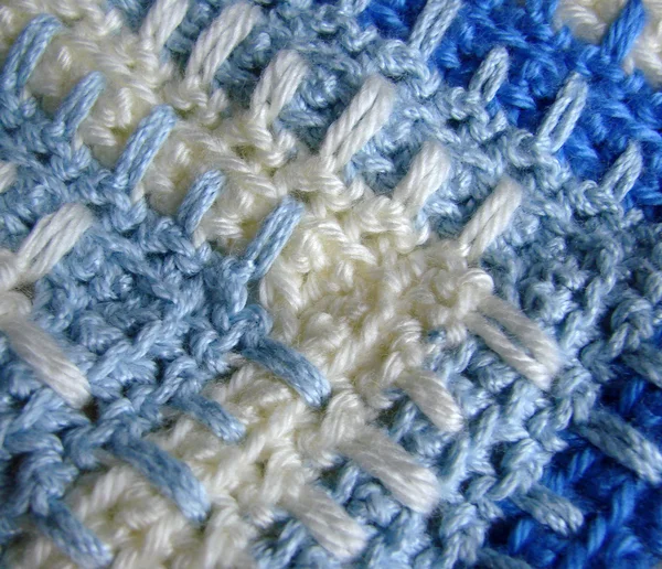 白色和蓝色的钩针编织披肩 — 图库照片