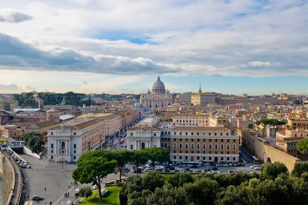 Rome, st.peter kathedraal, luchtfoto van castel sant'angelo — Stockfoto