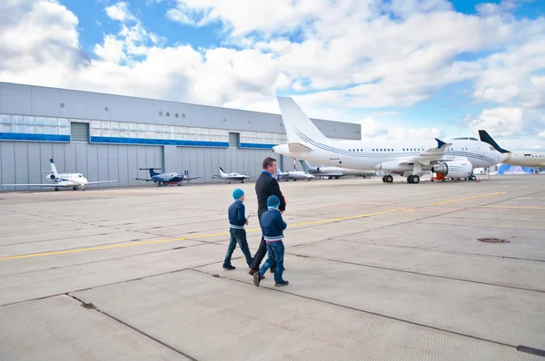 Familie lopen naar business jet — Stockfoto