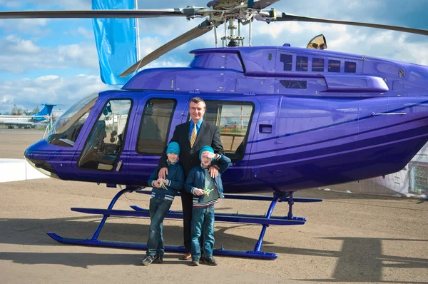 Familj reser med helikopter — Stockfoto