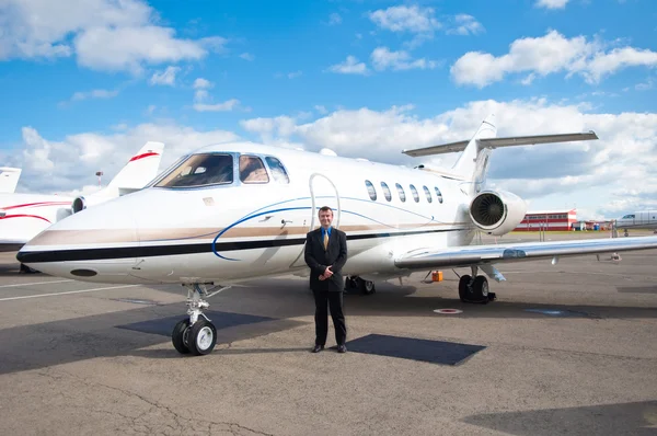 Uomo d'affari al Jet aziendale — Foto Stock