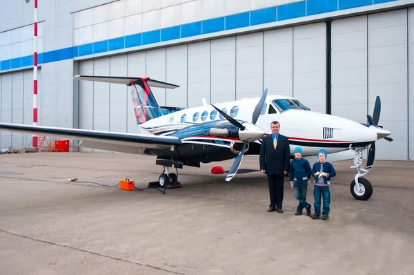 Familj reser med kommersiella flygplan — Stockfoto