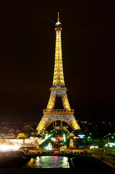 Torre Eiffel iluminada — Fotografia de Stock