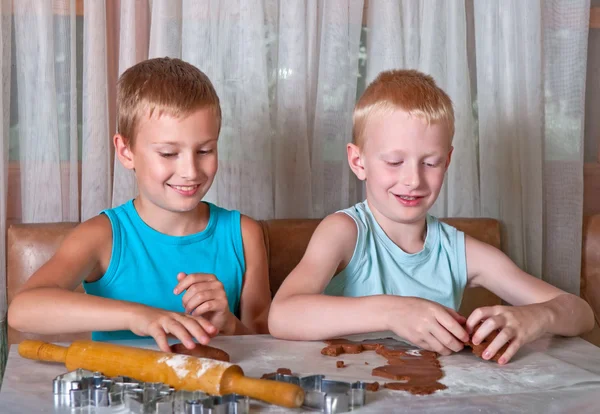 Two boys making cookies — Stock Photo, Image