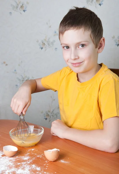 Young boy baking — Stock Photo, Image