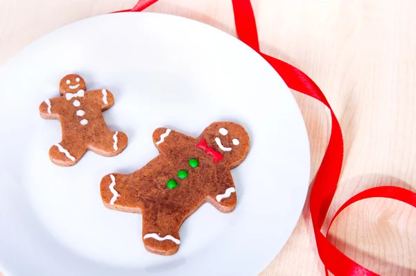 Two gingerbread men on a plate. — Stock Photo, Image