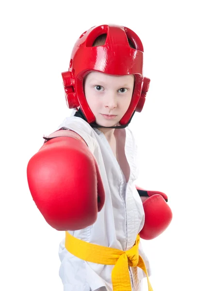 Jovem menino bonito exercitando taekwondo — Fotografia de Stock
