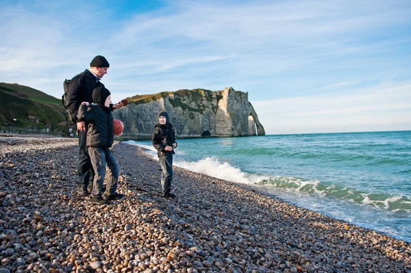 Familjen på stranden i Étretat, france — Stockfoto