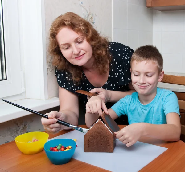 Mother and son making gingerbread house — Stock Photo, Image