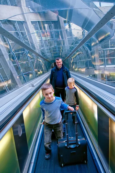 Família viajando no aeroporto Imagem De Stock