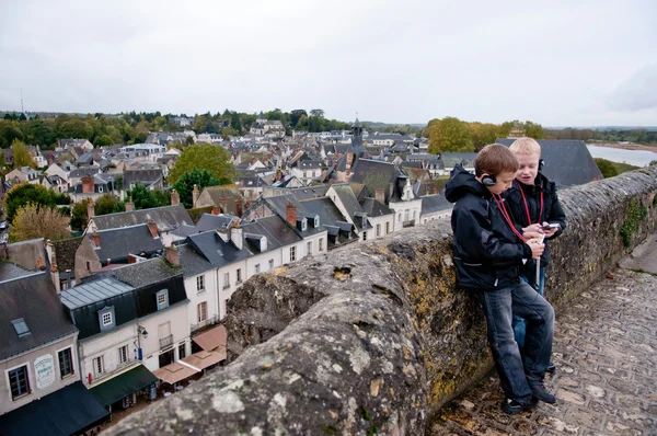 Dois meninos ouvindo guia de áudio e discutindo no castelo de Amboise Imagens Royalty-Free
