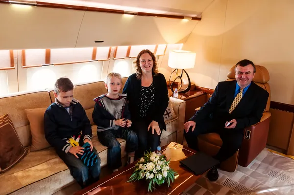 Family traveling by commercial air jet — Stock Photo, Image