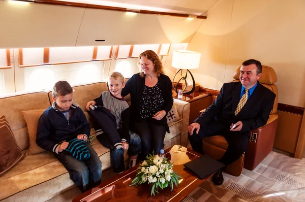 Family traveling by commercial air jet — Stock Photo, Image