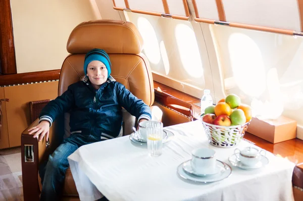 Giovane ragazzo che viaggia con jet aereo commerciale — Foto Stock