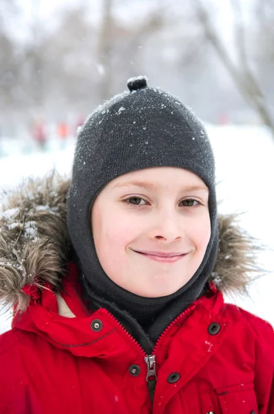 Lachende winter jongen — Stockfoto