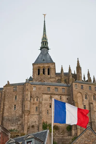 Francia zászló előtt, mont saint-michel. — Stock Fotó