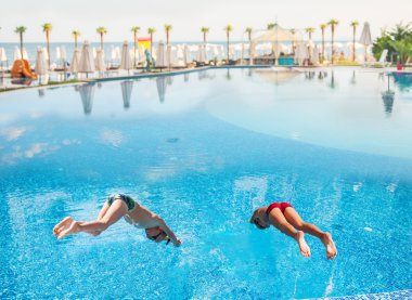 iki erkek bir havuza dalış