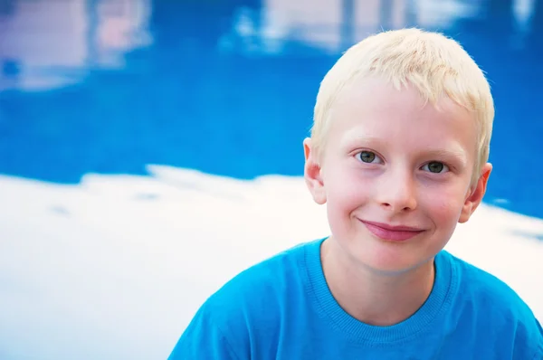 Retrato do jovem menino sorridente na piscina — Fotografia de Stock
