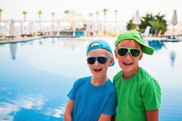 Lächelnde Jungen im Schwimmbad — Stockfoto