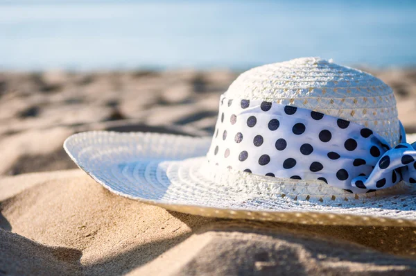 Cappello estivo in spiaggia — Foto Stock