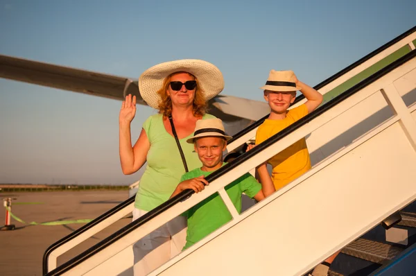 乘飞机旅行的家庭 — 图库照片